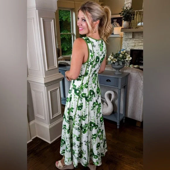 SECRET GARDEN SQUARE NECK
MIDI FLORAL DRESS - Picture 3 of 3